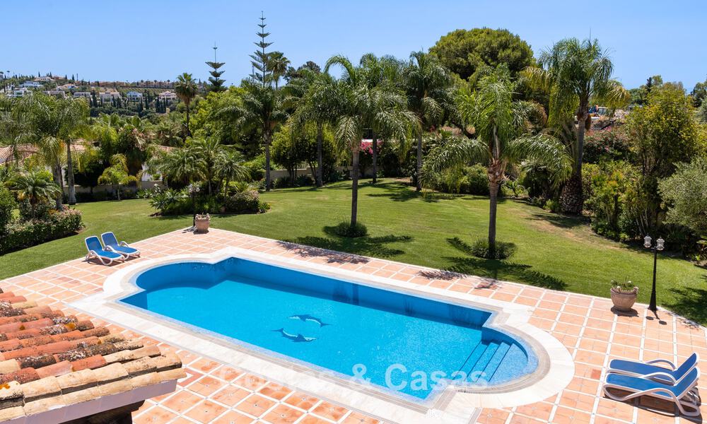 Luxe villa in Andalusische stijl omgeven door groen op een groot perceel in Marbella – Estepona 56371