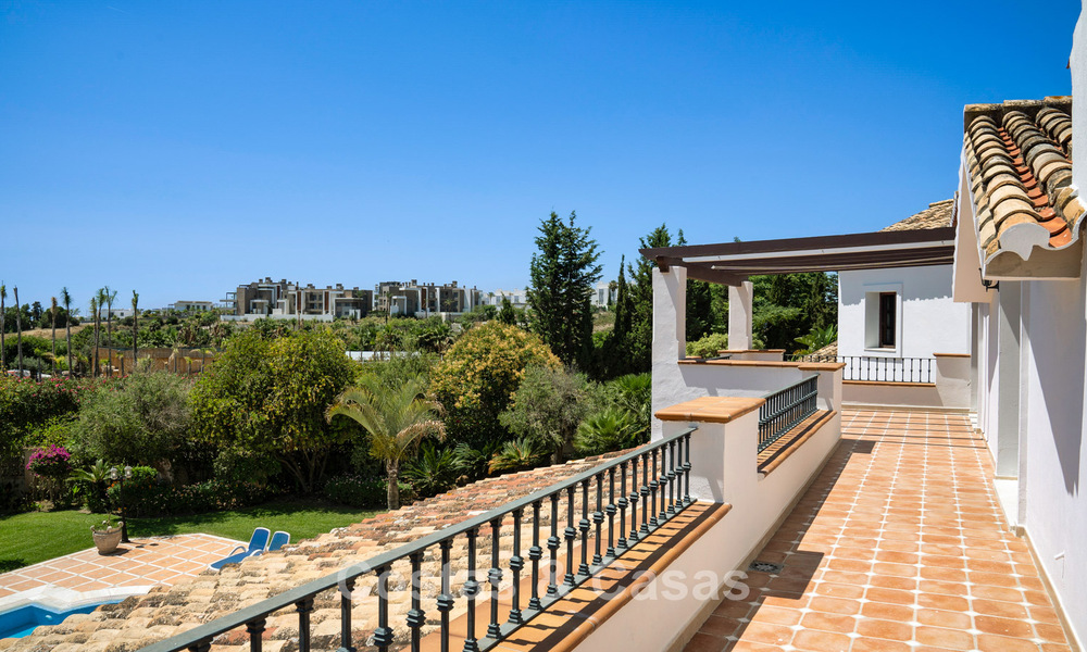 Luxe villa in Andalusische stijl omgeven door groen op een groot perceel in Marbella – Estepona 56372
