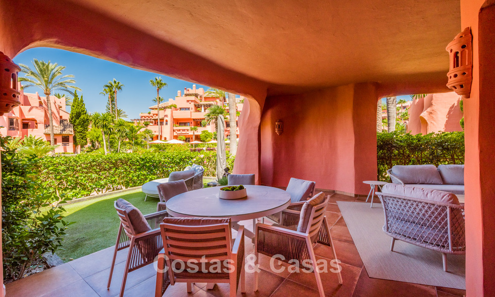 Luxe tuinappartement te koop in een eerstelijnsstrand complex op de New Golden Mile tussen Marbella en Estepona centrum 56611