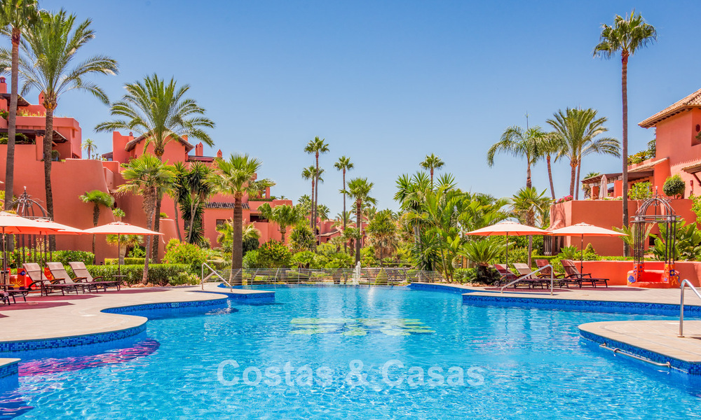 Luxe tuinappartement te koop in een eerstelijnsstrand complex op de New Golden Mile tussen Marbella en Estepona centrum 56620