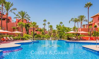 Luxe tuinappartement te koop in een eerstelijnsstrand complex op de New Golden Mile tussen Marbella en Estepona centrum 56620 