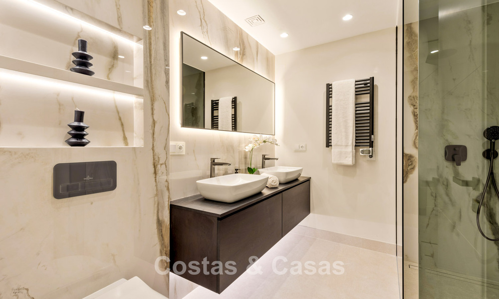Luxe tuinappartement te koop in een eerstelijnsstrand complex op de New Golden Mile tussen Marbella en Estepona centrum 56628