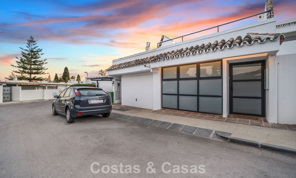 Meesterlijk gerenoveerde rijwoning te koop in een gated complex, eerstelijns Aloha Golf, op loopafstand van het clubhuis in Nueva Andalucia, Marbella 56572