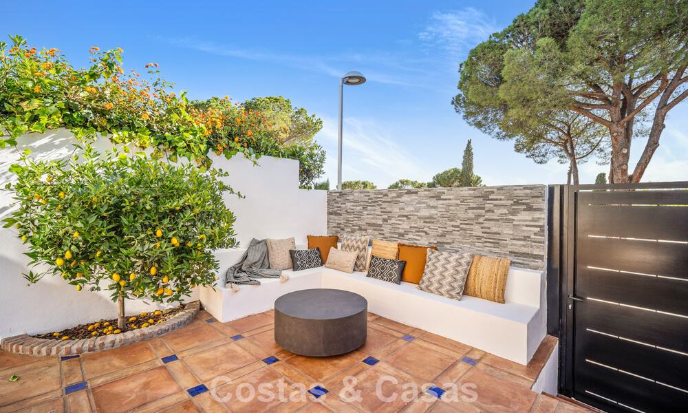 Meesterlijk gerenoveerde rijwoning te koop in een gated complex, eerstelijns Aloha Golf, op loopafstand van het clubhuis in Nueva Andalucia, Marbella 56586