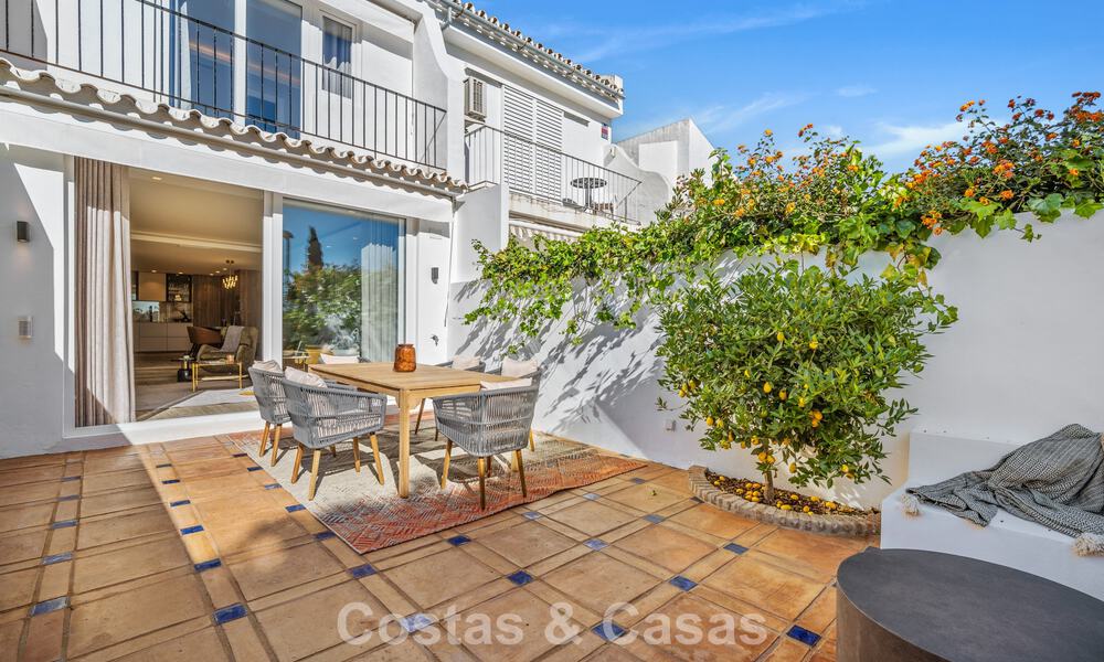 Meesterlijk gerenoveerde rijwoning te koop in een gated complex, eerstelijns Aloha Golf, op loopafstand van het clubhuis in Nueva Andalucia, Marbella 56587