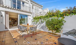 Meesterlijk gerenoveerde rijwoning te koop in een gated complex, eerstelijns Aloha Golf, op loopafstand van het clubhuis in Nueva Andalucia, Marbella 56587 