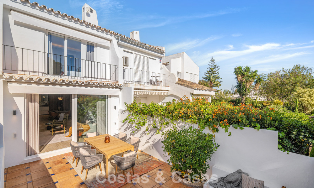 Meesterlijk gerenoveerde rijwoning te koop in een gated complex, eerstelijns Aloha Golf, op loopafstand van het clubhuis in Nueva Andalucia, Marbella 56588