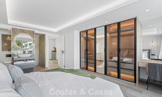 Meesterlijk gerenoveerde rijwoning te koop in een gated complex, eerstelijns Aloha Golf, op loopafstand van het clubhuis in Nueva Andalucia, Marbella 56596 