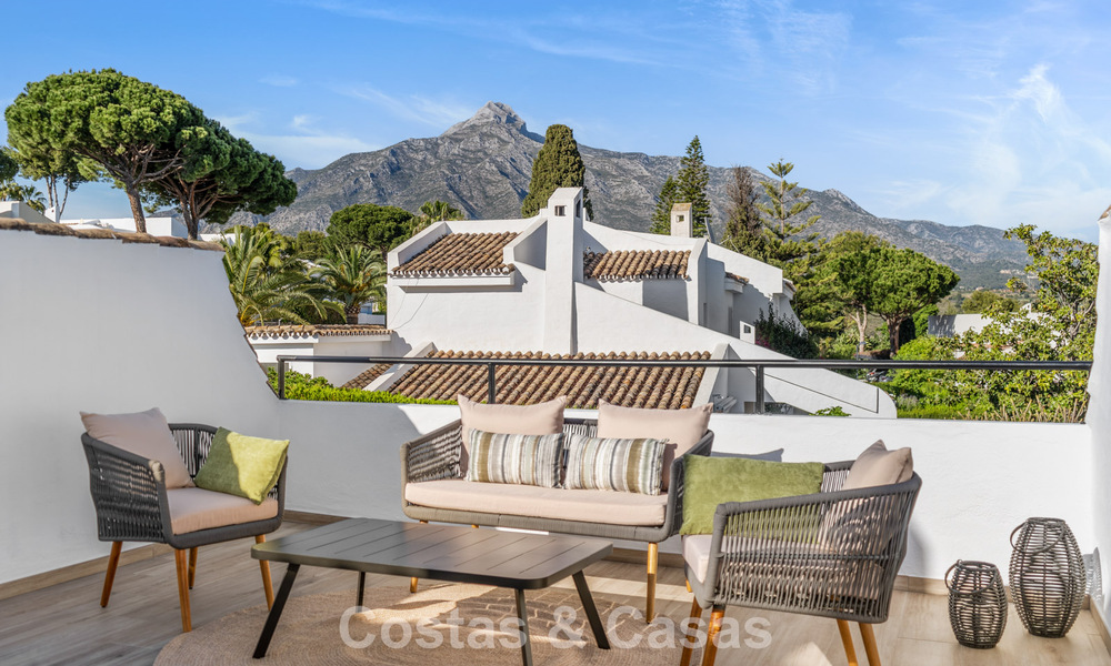 Meesterlijk gerenoveerde rijwoning te koop in een gated complex, eerstelijns Aloha Golf, op loopafstand van het clubhuis in Nueva Andalucia, Marbella 56597