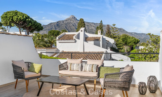 Meesterlijk gerenoveerde rijwoning te koop in een gated complex, eerstelijns Aloha Golf, op loopafstand van het clubhuis in Nueva Andalucia, Marbella 56597 