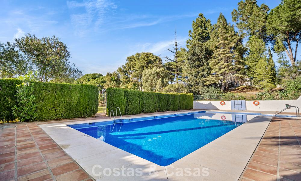 Meesterlijk gerenoveerde rijwoning te koop in een gated complex, eerstelijns Aloha Golf, op loopafstand van het clubhuis in Nueva Andalucia, Marbella 56598