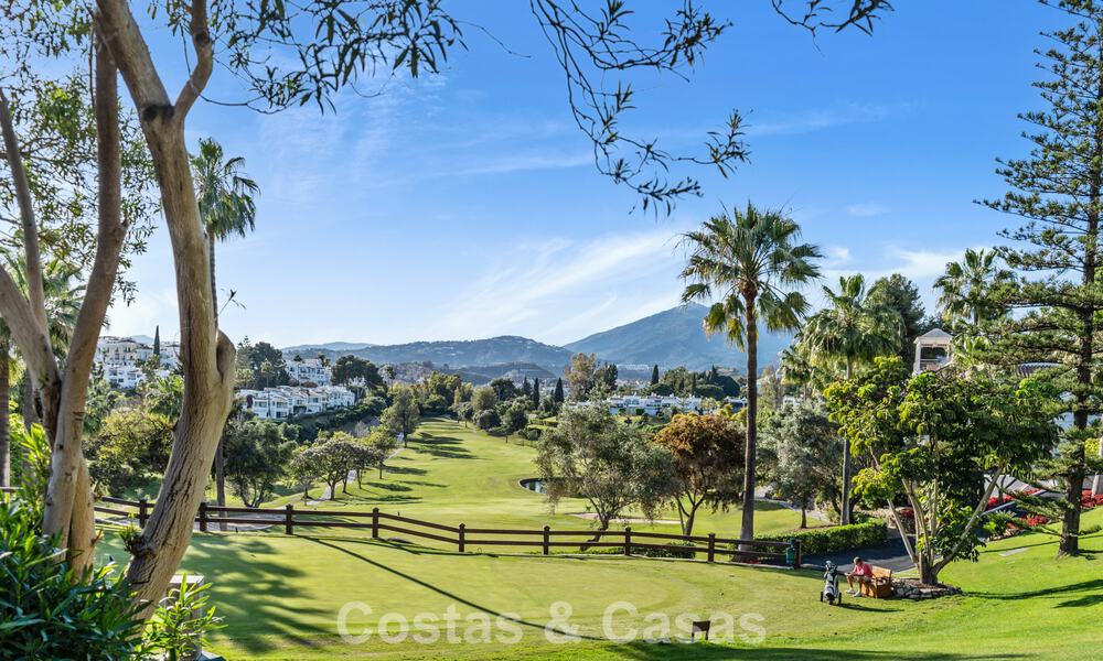 Meesterlijk gerenoveerde rijwoning te koop in een gated complex, eerstelijns Aloha Golf, op loopafstand van het clubhuis in Nueva Andalucia, Marbella 56599