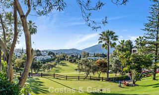 Meesterlijk gerenoveerde rijwoning te koop in een gated complex, eerstelijns Aloha Golf, op loopafstand van het clubhuis in Nueva Andalucia, Marbella 56599 