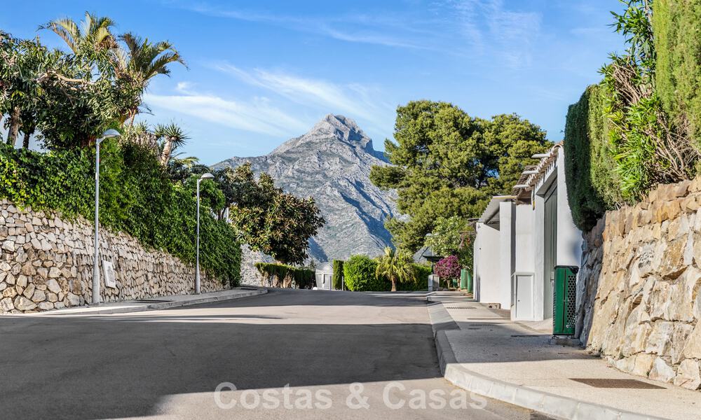 Meesterlijk gerenoveerde rijwoning te koop in een gated complex, eerstelijns Aloha Golf, op loopafstand van het clubhuis in Nueva Andalucia, Marbella 56600