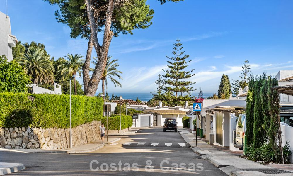 Meesterlijk gerenoveerde rijwoning te koop in een gated complex, eerstelijns Aloha Golf, op loopafstand van het clubhuis in Nueva Andalucia, Marbella 56601