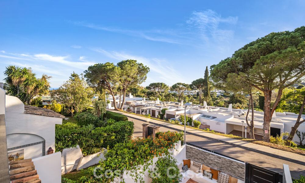 Meesterlijk gerenoveerde rijwoning te koop in een gated complex, eerstelijns Aloha Golf, op loopafstand van het clubhuis in Nueva Andalucia, Marbella 56602