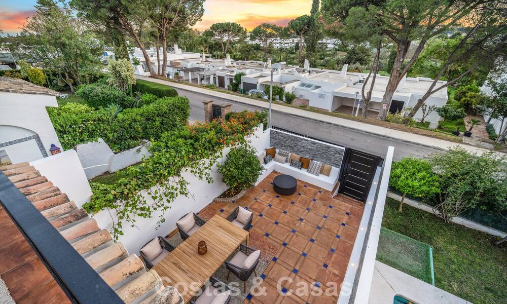 Meesterlijk gerenoveerde rijwoning te koop in een gated complex, eerstelijns Aloha Golf, op loopafstand van het clubhuis in Nueva Andalucia, Marbella 56605