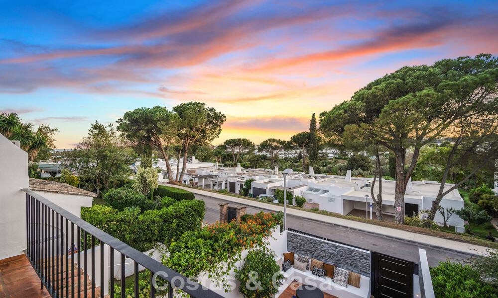 Meesterlijk gerenoveerde rijwoning te koop in een gated complex, eerstelijns Aloha Golf, op loopafstand van het clubhuis in Nueva Andalucia, Marbella 56606