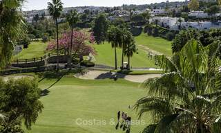 Meesterlijk gerenoveerde rijwoning te koop in een gated complex, eerstelijns Aloha Golf, op loopafstand van het clubhuis in Nueva Andalucia, Marbella 56648 