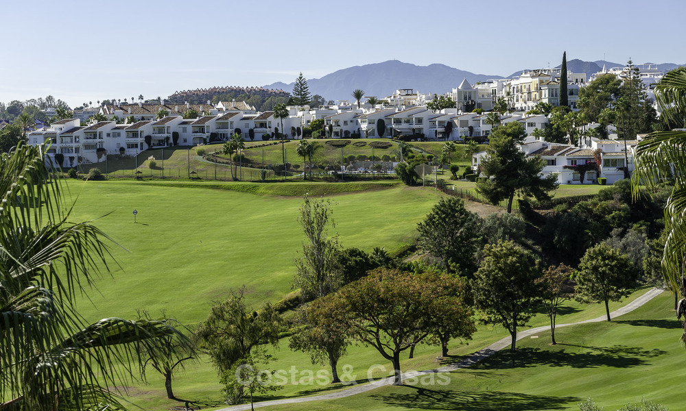 Meesterlijk gerenoveerde rijwoning te koop in een gated complex, eerstelijns Aloha Golf, op loopafstand van het clubhuis in Nueva Andalucia, Marbella 56649