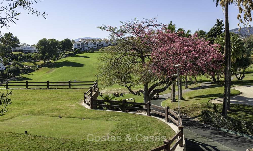 Meesterlijk gerenoveerde rijwoning te koop in een gated complex, eerstelijns Aloha Golf, op loopafstand van het clubhuis in Nueva Andalucia, Marbella 56652