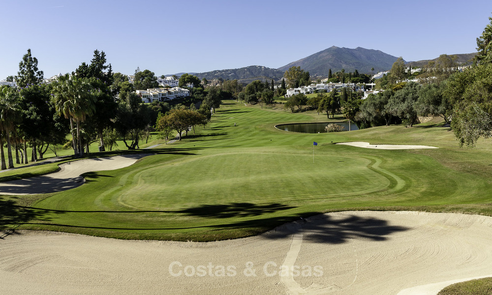 Meesterlijk gerenoveerde rijwoning te koop in een gated complex, eerstelijns Aloha Golf, op loopafstand van het clubhuis in Nueva Andalucia, Marbella 56653