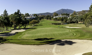 Meesterlijk gerenoveerde rijwoning te koop in een gated complex, eerstelijns Aloha Golf, op loopafstand van het clubhuis in Nueva Andalucia, Marbella 56653 