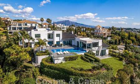 Modernistische luxevilla te koop met zeezicht in vijfsterren golfresort te Marbella - Benahavis 56750