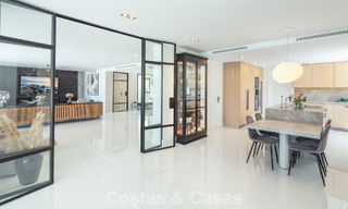 Moderne, symmetrische luxevilla te koop op een steenworp van de golfbanen van Nueva Andalucia’s vallei, Marbella 56175 