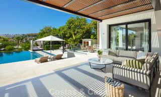 Moderne, symmetrische luxevilla te koop op een steenworp van de golfbanen van Nueva Andalucia’s vallei, Marbella 56176 