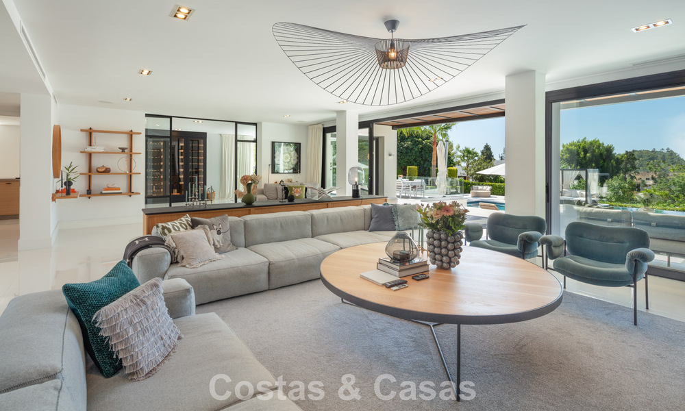 Moderne, symmetrische luxevilla te koop op een steenworp van de golfbanen van Nueva Andalucia’s vallei, Marbella 56179