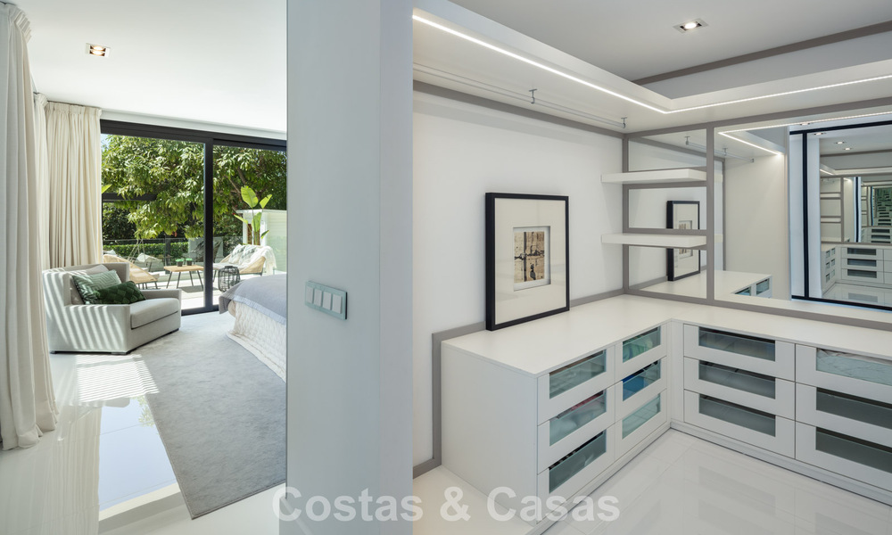 Moderne, symmetrische luxevilla te koop op een steenworp van de golfbanen van Nueva Andalucia’s vallei, Marbella 56186