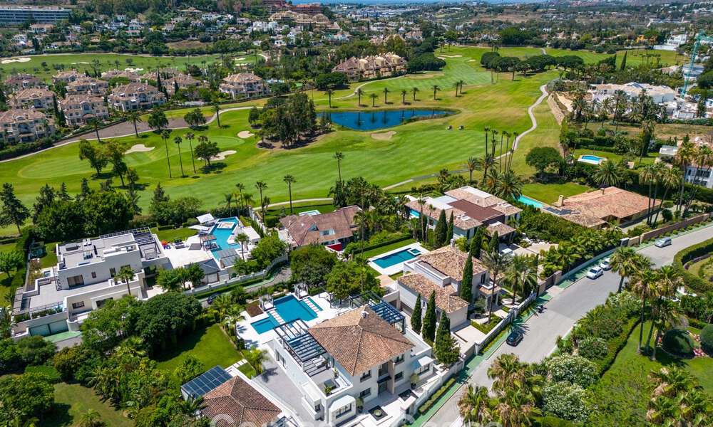 Moderne, symmetrische luxevilla te koop op een steenworp van de golfbanen van Nueva Andalucia’s vallei, Marbella 56189