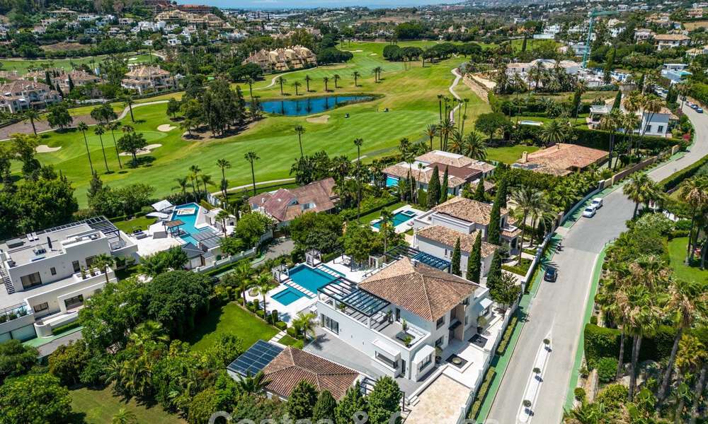Moderne, symmetrische luxevilla te koop op een steenworp van de golfbanen van Nueva Andalucia’s vallei, Marbella 56190