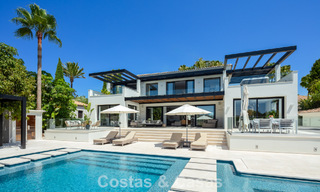 Moderne, symmetrische luxevilla te koop op een steenworp van de golfbanen van Nueva Andalucia’s vallei, Marbella 56195 