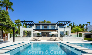 Moderne, symmetrische luxevilla te koop op een steenworp van de golfbanen van Nueva Andalucia’s vallei, Marbella 56196 