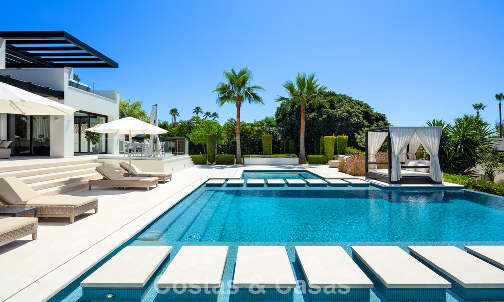 Moderne, symmetrische luxevilla te koop op een steenworp van de golfbanen van Nueva Andalucia’s vallei, Marbella 56197