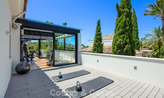 Moderne, symmetrische luxevilla te koop op een steenworp van de golfbanen van Nueva Andalucia’s vallei, Marbella 56201 