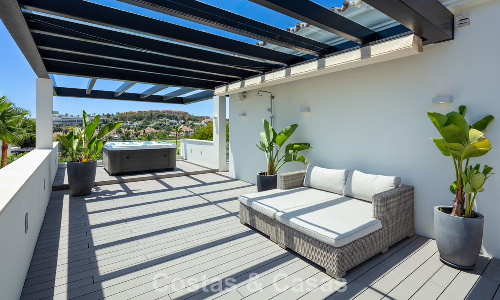 Moderne, symmetrische luxevilla te koop op een steenworp van de golfbanen van Nueva Andalucia’s vallei, Marbella 56203