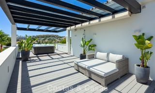 Moderne, symmetrische luxevilla te koop op een steenworp van de golfbanen van Nueva Andalucia’s vallei, Marbella 56203 