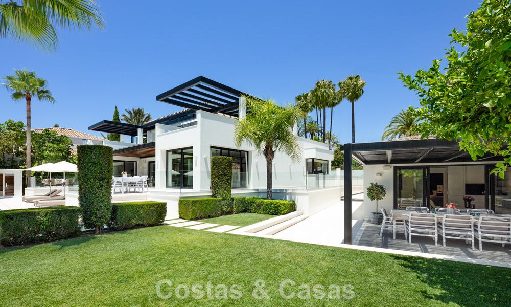Moderne, symmetrische luxevilla te koop op een steenworp van de golfbanen van Nueva Andalucia’s vallei, Marbella 56210
