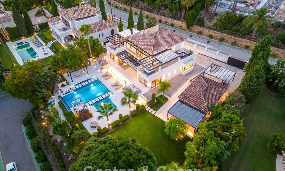 Moderne, symmetrische luxevilla te koop op een steenworp van de golfbanen van Nueva Andalucia’s vallei, Marbella 56211