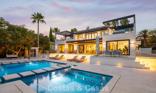 Moderne, symmetrische luxevilla te koop op een steenworp van de golfbanen van Nueva Andalucia’s vallei, Marbella 56217 