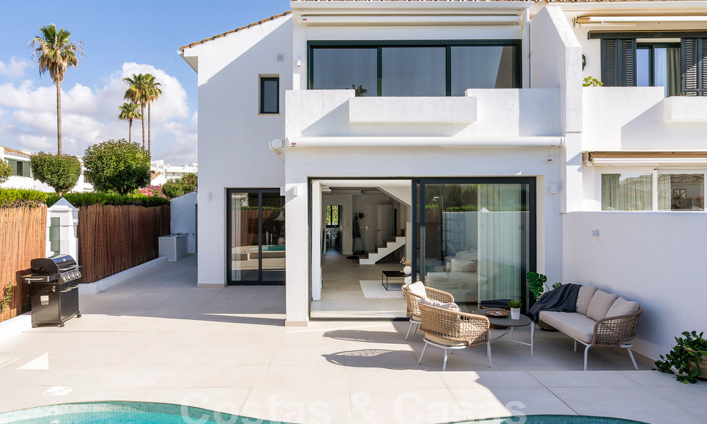 Prachtige, halfvrijstaande luxe woning te koop met privézwembad, op loopafstand van het strand en centrum van San Pedro, Marbella 56770