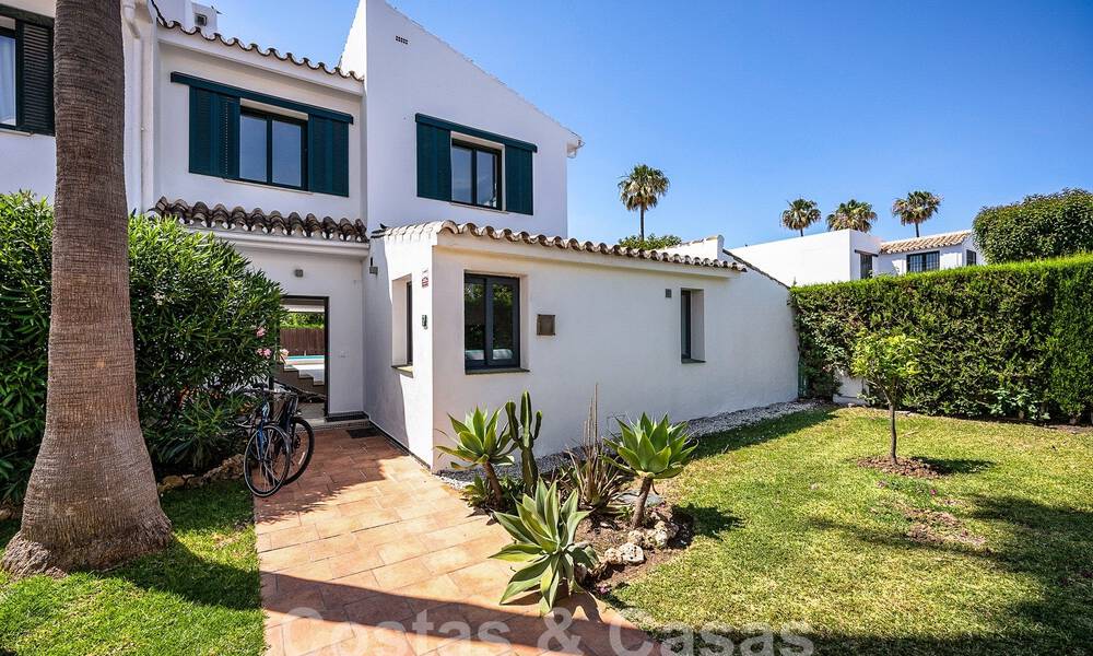 Prachtige, halfvrijstaande luxe woning te koop met privézwembad, op loopafstand van het strand en centrum van San Pedro, Marbella 56780