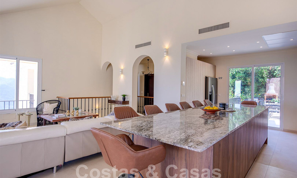 Spaanse luxevilla te koop met panoramisch zeezicht in een gated community in de heuvels van Marbella 57316