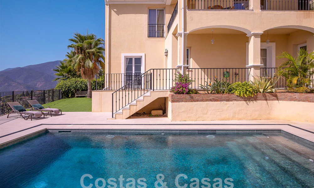 Spaanse luxevilla te koop met panoramisch zeezicht in een gated community in de heuvels van Marbella 57330