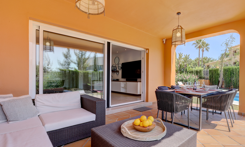 Stijlvol gerenoveerde, halfvrijstaande schakelvilla te koop met groot privé zwembad in Marbella - Benahavis 56378