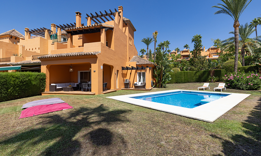 Stijlvol gerenoveerde, halfvrijstaande schakelvilla te koop met groot privé zwembad in Marbella - Benahavis 56386