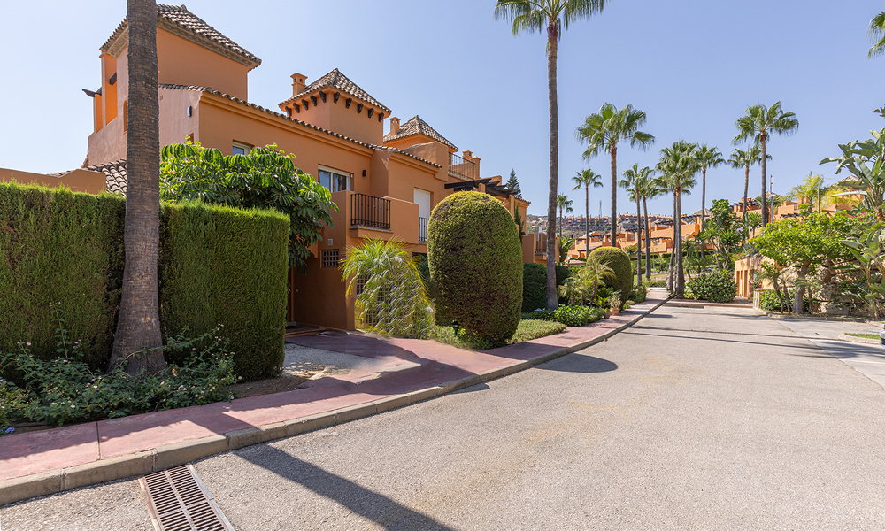 Stijlvol gerenoveerde, halfvrijstaande schakelvilla te koop met groot privé zwembad in Marbella - Benahavis 56439